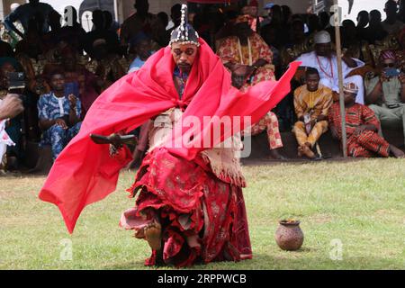 Incarnation vivante de Sàngó, conduit les fidèles à accomplir l'un des rites les plus sacrés au Festival mondial de Sango qui est un festival annuel organisé parmi le peuple Yoruba en l'honneur de Sango, une divinité du tonnerre et du feu qui était un guerrier et le troisième roi de l'Empire Oyo après avoir succédé à Ajaka son frère aîné. Le festival accueille des visiteurs de tout le pays et des adeptes de pays étrangers. Etat d'Oyo, Lagos, Nigeria. Banque D'Images