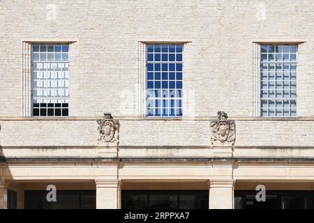 Un trio de fenêtres à la bibliothèque Weston, Bodleian Library, Université d'Oxford, Angleterre. Banque D'Images