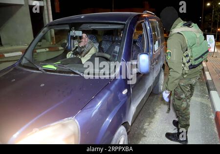 200323 -- HÉBRON, le 23 mars 2020 Xinhua -- Un policier palestinien parle à un chauffeur à un poste de contrôle à l'entrée de la ville de Hébron en Cisjordanie, le 22 mars 2020. Les autorités palestiniennes ont déclaré dimanche un confinement de 14 jours en Cisjordanie dans le cadre des mesures visant à lutter contre la propagation de la pandémie de coronavirus. Photo de Mamoun Wazwaz/Xinhua MIDEAST-HEBRON-COVID-19-LOCKDOWN PUBLICATIONxNOTxINxCHN Banque D'Images