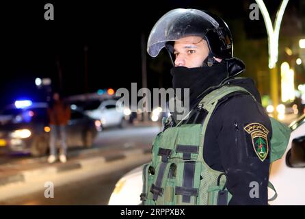 200323 -- HÉBRON, le 23 mars 2020 Xinhua -- Un policier palestinien monte la garde à un poste de contrôle à l'entrée de la ville d'Hébron en Cisjordanie pour maintenir l'ordre public, le 22 mars 2020. Les autorités palestiniennes ont déclaré dimanche un confinement de 14 jours en Cisjordanie dans le cadre des mesures visant à lutter contre la propagation de la pandémie de coronavirus. Photo de Mamoun Wazwaz/Xinhua MIDEAST-HEBRON-COVID-19-LOCKDOWN PUBLICATIONxNOTxINxCHN Banque D'Images