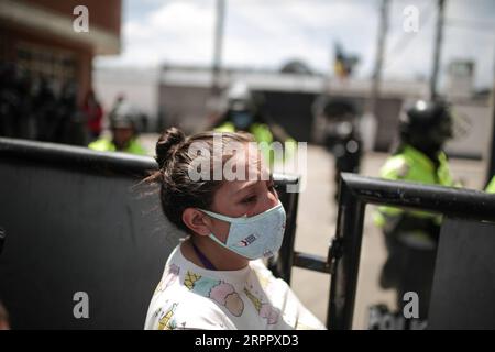 200323 -- BOGOTA, le 23 mars 2020 Xinhua -- un membre de la famille d'un prisonnier attend à l'extérieur de la prison où une tentative d'évasion a eu lieu à Bogota, en Colombie, le 22 mars 2020. Une tentative d évasion dans la capitale colombienne Bogota a fait 23 morts et 83 blessés parmi les détenus, dont 32 hospitalisés, a déclaré dimanche la ministre de la Justice Margarita Cabello. Sept gardiens de prison et fonctionnaires de l'Institut pénitentiaire national INPEC ont également été blessés, dont deux grièvement, a déclaré Cabello. Photo de Jhon Paz/Xinhua COLOMBIA-BOGOTA-PRISON BREAK PUBLICATIONxNOTxINxCHN Banque D'Images