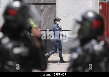 200323 -- BOGOTA, le 23 mars 2020 Xinhua -- des policiers et des gardiens de prison montent la garde devant la prison où une tentative d'évasion a eu lieu à Bogota, en Colombie, le 22 mars 2020. Une tentative d évasion dans la capitale colombienne Bogota a fait 23 morts et 83 blessés parmi les détenus, dont 32 hospitalisés, a déclaré dimanche la ministre de la Justice Margarita Cabello. Sept gardiens de prison et fonctionnaires de l'Institut pénitentiaire national INPEC ont également été blessés, dont deux grièvement, a déclaré Cabello. Photo de Jhon Paz/Xinhua COLOMBIA-BOGOTA-PRISON BREAK PUBLICATIONxNOTxINxCHN Banque D'Images