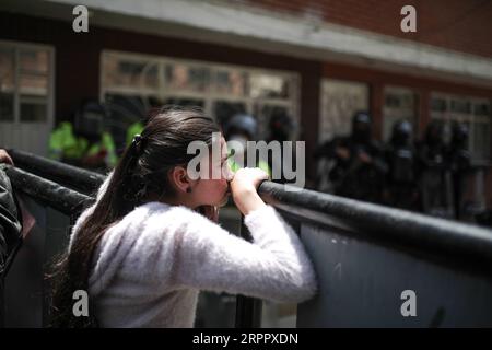 200323 -- BOGOTA, le 23 mars 2020 Xinhua -- un membre de la famille d'un prisonnier attend à l'extérieur de la prison où une tentative d'évasion a eu lieu à Bogota, en Colombie, le 22 mars 2020. Une tentative d évasion dans la capitale colombienne Bogota a fait 23 morts et 83 blessés parmi les détenus, dont 32 hospitalisés, a déclaré dimanche la ministre de la Justice Margarita Cabello. Sept gardiens de prison et fonctionnaires de l'Institut pénitentiaire national INPEC ont également été blessés, dont deux grièvement, a déclaré Cabello. Photo de Jhon Paz/Xinhua COLOMBIA-BOGOTA-PRISON BREAK PUBLICATIONxNOTxINxCHN Banque D'Images