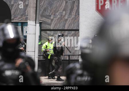 200323 -- BOGOTA, le 23 mars 2020 Xinhua -- des policiers et des gardiens de prison montent la garde devant la prison où une tentative d'évasion a eu lieu à Bogota, en Colombie, le 22 mars 2020. Une tentative d évasion dans la capitale colombienne Bogota a fait 23 morts et 83 blessés parmi les détenus, dont 32 hospitalisés, a déclaré dimanche la ministre de la Justice Margarita Cabello. Sept gardiens de prison et fonctionnaires de l'Institut pénitentiaire national INPEC ont également été blessés, dont deux grièvement, a déclaré Cabello. Photo de Jhon Paz/Xinhua COLOMBIA-BOGOTA-PRISON BREAK PUBLICATIONxNOTxINxCHN Banque D'Images