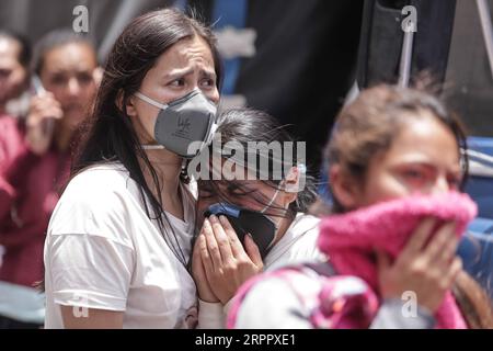 200323 -- BOGOTA, le 23 mars 2020 Xinhua -- des familles de prisonniers attendent à l'extérieur de la prison où une tentative d'évasion a eu lieu à Bogota, Colombie, le 22 mars 2020. Une tentative d évasion dans la capitale colombienne Bogota a fait 23 morts et 83 blessés parmi les détenus, dont 32 hospitalisés, a déclaré dimanche la ministre de la Justice Margarita Cabello. Sept gardiens de prison et fonctionnaires de l'Institut pénitentiaire national INPEC ont également été blessés, dont deux grièvement, a déclaré Cabello. Photo de Jhon Paz/Xinhua COLOMBIA-BOGOTA-PRISON BREAK PUBLICATIONxNOTxINxCHN Banque D'Images