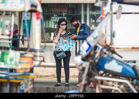 200323 -- VIENTIANE, le 23 mars 2020 -- des personnes portant un masque facial sont vues dans la rue à Vientiane, Laos, le 23 mars 2020. Le peuple lao a pris des mesures préventives contre le COVID-19, bien qu’il n’y ait aucun cas confirmé d’infection par le virus au Laos. Photo Kaikeo Saiyasane/Xinhua LAOS-VIENTIANE-COVID19-VIE QUOTIDIENNE ZhangxJianhua PUBLICATIONxNOTxINxCHN Banque D'Images