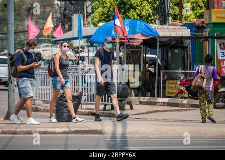 200323 -- VIENTIANE, le 23 mars 2020 -- des visiteurs étrangers portant un masque facial sont vus dans la rue à Vientiane, Laos, le 23 mars 2020. Le peuple lao a pris des mesures préventives contre le COVID-19, bien qu’il n’y ait aucun cas confirmé d’infection par le virus au Laos. Photo Kaikeo Saiyasane/Xinhua LAOS-VIENTIANE-COVID19-VIE QUOTIDIENNE ZhangxJianhua PUBLICATIONxNOTxINxCHN Banque D'Images