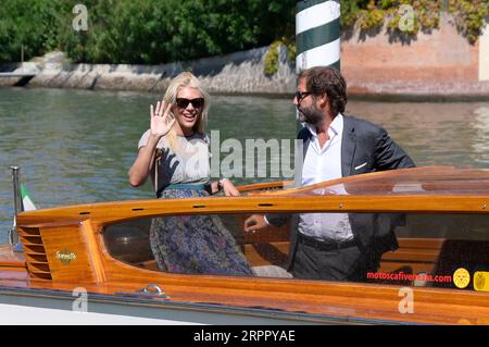 Eleonora Daniele mit Ehemann Giulio Tassoni BEI der Ankunft am Pier des Hotels Excelsior auf der Biennale di Venezia 2023 / 80. Filmfestspiele von Venedig. Venedig, 05.09.2023 Banque D'Images