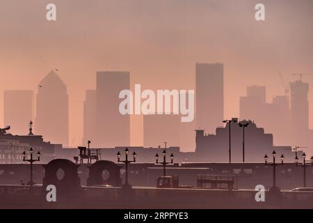 Londres, Royaume-Uni. 5 septembre 2023. UK Météo : canicule dans la ville. La lumière et la brume matinales au-dessus des bâtiments du parc d'activités de Canary Wharf, alors que le Royaume-Uni devrait être plus chaud qu'Ibiza, Ayia Napa et Athènes cette semaine, disent les prévisionnistes, tandis que d'autres parties de l'Europe connaissent un phénomène météorologique appelé «dôme de chaleur» qui provoque des conditions étouffantes. Crédit : Guy Corbishley/Alamy Live News Banque D'Images