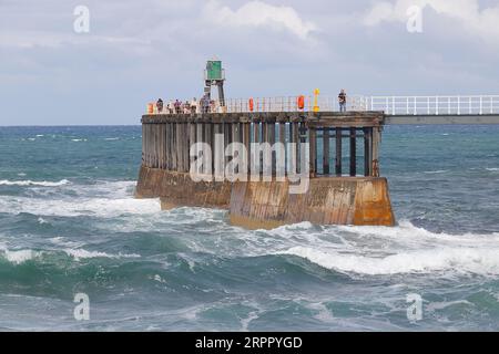 Une vue de l'extrémité de West Pier à Whitby, North Yorkshire, Royaume-Uni Banque D'Images