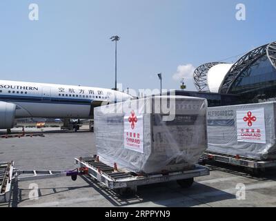 200323 -- BANGKOK, le 23 mars 2020 -- les fournitures médicales fournies par la Chine arrivent à l'aéroport Suvarnabhumi de Bangkok, en Thaïlande, le 23 mars 2020, pour aider le pays à lutter contre le nouveau coronavirus. THAÏLANDE-BANGKOK-CHINE-AID-COVID-19 ZhangxKeren PUBLICATIONxNOTxINxCHN Banque D'Images