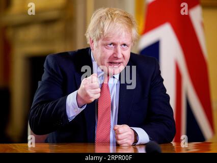 200323 -- LONDRES, le 23 mars 2020 Xinhua -- le Premier ministre britannique Boris Johnson s'adresse à la nation au 10 Downing Street à Londres, en Grande-Bretagne, le 23 mars 2020. Le Premier ministre britannique Boris Johnson a annoncé lundi soir une série de mesures visant à restreindre les contacts sociaux au Royaume-Uni, afin de freiner la propagation du COVID-19. Andrew Parsons/No 10 Downing Street/Handout via Xinhua USAGE ÉDITORIAL ONLY BRITAIN-LONDON-PM-COVID-19-ADDRESS PUBLICATIONxNOTxINxCHN Banque D'Images