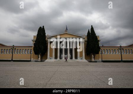 200323 -- ATHÈNES, le 23 mars 2020 -- Une femme court autour du manoir Zappeion à Athènes, en Grèce, le 23 mars 2020. Les rues des villes de Grèce ont été désertées lorsque le gouvernement a lancé lundi un confinement national de 14 jours dans le but de contenir la propagation du COVID-19. La Grèce a enregistré à ce jour 17 décès liés au COVID-19, contre 15 signalés la veille et 71 nouveaux cas confirmés, ce qui porte le total à 695. Photo de /Xinhua GREECE- ATHENS-COVID19-LOCKDOWN LEFTERISxPARTSALIS PUBLICATIONxNOTxINxCHN Banque D'Images