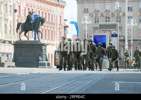 200324 -- ZAGREB, le 24 mars 2020 Xinhua -- des soldats croates sont vus lors des opérations de secours post-séisme sur la place Ban Josip Jelacic, dans le centre-ville de Zagreb, en Croatie, le 23 mars 2020. Une série de répliques a continué de secouer la capitale croate Zagreb lundi après un tremblement de terre de magnitude 5,4 qui a gravement endommagé la ville la veille. Le ministre croate de l'intérieur Davor Bozinovic a confirmé lundi que plus de 250 bâtiments étaient endommagés, dont de nombreuses reliques culturelles. Plus de 7 000 propriétés signalées pour l'évaluation des dommages. Sanjin Strukic/Pixsell via Xinhua CROATIE-ZAG Banque D'Images