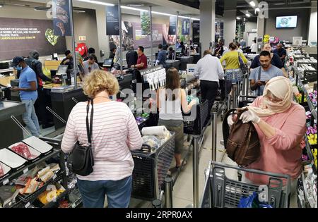 200324 -- JOHANNESBURG, le 24 mars 2020 -- les gens font leurs achats dans un supermarché à Johannesburg, en Afrique du Sud, le 23 mars 2020. Alors que les cas de COVID-19 ont passé la barre des 400 lundi, le président sud-africain Cyril Ramaphosa a déclaré qu’un confinement à l’échelle du pays serait mis en œuvre jeudi. Le confinement de 21 jours durerait jusqu’au 16 avril, a annoncé le président à Pretoria. AFRIQUE DU SUD-JOHANNESBURG-COVID-19 ChenxCheng PUBLICATIONxNOTxINxCHN Banque D'Images