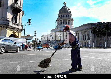 200324 -- LA HAVANE, le 24 mars 2020 Xinhua -- Un homme portant un masque balaie une rue à la Havane, Cuba, le 23 mars 2020. Lundi, le président cubain Miguel Diaz Canel a exhorté les institutions étatiques, le secteur privé et la population à renforcer le contrôle et la discipline dans un effort pour contenir l’épidémie de COVID-19. Photo de Joaquin Hernandez/Xinhua CUBA-HAVANA-COVID-19 PUBLICATIONxNOTxINxCHN Banque D'Images