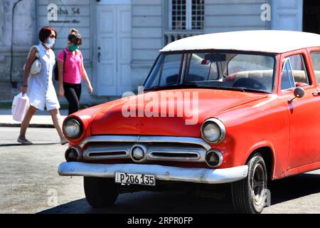 200324 -- LA HAVANE, le 24 mars 2020 Xinhua -- des personnes portant des masques sont vues dans une rue de la Havane, Cuba, le 23 mars 2020. Lundi, le président cubain Miguel Diaz Canel a exhorté les institutions étatiques, le secteur privé et la population à renforcer le contrôle et la discipline dans un effort pour contenir l’épidémie de COVID-19. Photo de Joaquin Hernandez/Xinhua CUBA-HAVANA-COVID-19 PUBLICATIONxNOTxINxCHN Banque D'Images