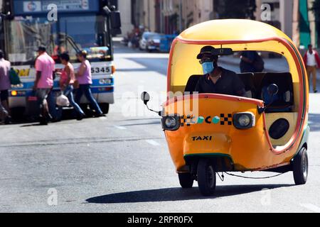 200324 -- LA HAVANE, le 24 mars 2020 Xinhua -- Un chauffeur de taxi portant un masque est vu dans une rue de la Havane, Cuba, le 23 mars 2020. Lundi, le président cubain Miguel Diaz Canel a exhorté les institutions étatiques, le secteur privé et la population à renforcer le contrôle et la discipline dans un effort pour contenir l’épidémie de COVID-19. Photo de Joaquin Hernandez/Xinhua CUBA-HAVANA-COVID-19 PUBLICATIONxNOTxINxCHN Banque D'Images