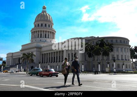 200324 -- LA HAVANE, le 24 mars 2020 Xinhua -- des personnes portant des masques sont vues dans une rue de la Havane, Cuba, le 23 mars 2020. Lundi, le président cubain Miguel Diaz Canel a exhorté les institutions étatiques, le secteur privé et la population à renforcer le contrôle et la discipline dans un effort pour contenir l’épidémie de COVID-19. Photo de Joaquin Hernandez/Xinhua CUBA-HAVANA-COVID-19 PUBLICATIONxNOTxINxCHN Banque D'Images