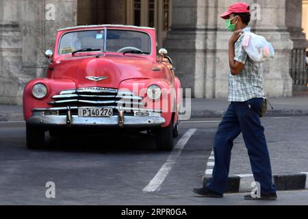 200324 -- LA HAVANE, le 24 mars 2020 Xinhua -- Un homme portant un masque est vu dans une rue de la Havane, Cuba, le 23 mars 2020. Lundi, le président cubain Miguel Diaz Canel a exhorté les institutions étatiques, le secteur privé et la population à renforcer le contrôle et la discipline dans un effort pour contenir l’épidémie de COVID-19. Photo de Joaquin Hernandez/Xinhua CUBA-HAVANA-COVID-19 PUBLICATIONxNOTxINxCHN Banque D'Images