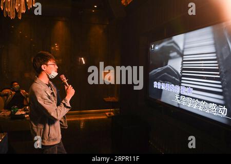 200324 -- CHONGQING, le 24 mars 2020 -- Un homme chante dans un bar de karaoké dans le district de Jiangbei à Chongqing, dans le sud-ouest de la Chine, le 23 mars 2020. Dans le cadre des mesures strictes prises pour lutter contre le COVID-19, Chongqing a rouvert des bars, des restaurants et des vendeurs de collations aux citoyens afin de stimuler son économie nocturne de manière ordonnée. CHINE-CHONGQING-COVID-19-ÉCONOMIE NOCTURNE CN WANGXQUANCHAO PUBLICATIONXNOTXINXCHN Banque D'Images