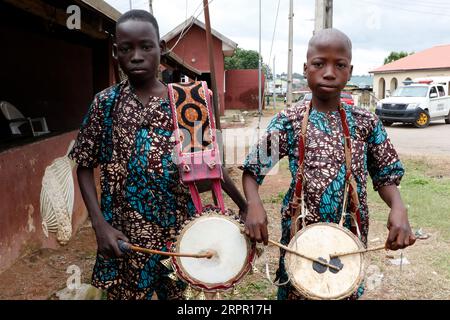 Deux jeunes batteurs traditionnels posent pour une photographie lors du World Sango Festival qui est un festival annuel organisé parmi les Yoruba en l'honneur de Sango, une divinité du tonnerre et du feu qui était un guerrier et le troisième roi de l'Empire Oyo après avoir succédé à Ajaka son frère aîné. Le festival accueille des visiteurs de tout le pays et des adeptes de pays étrangers. Etat d'Oyo, Lagos, Nigeria. Banque D'Images