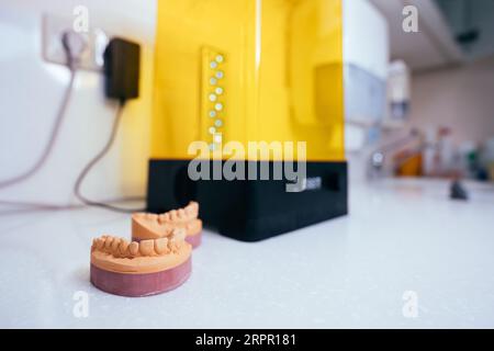 Dispositif pour laver une empreinte dentaire 3D dans une solution de nettoyage, et durcir le moule à l'aide de lumière UV. Banque D'Images