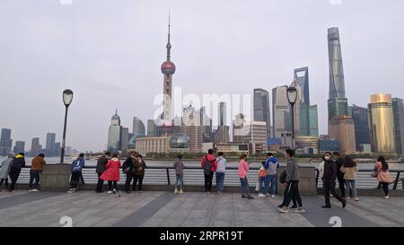 200324 -- SHANGHAI, le 24 mars 2020 -- des touristes sont vus au Bund à Shanghai, dans l'est de la Chine, le 24 mars 2020. Shanghai a annoncé le déclassement de sa réponse d’urgence à la nouvelle épidémie de coronavirus du niveau I au niveau II à partir de mardi. Photo de /Xinhua CHINA-SHANGHAI-COVID-19-EMERGENCY RESPONSE-DOWNGRADE CN WangxXiang PUBLICATIONxNOTxINxCHN Banque D'Images