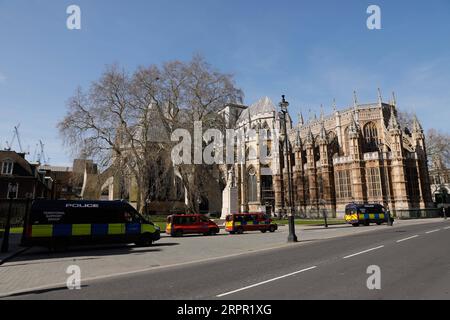 200324 -- LONDRES, le 24 mars 2020 Xinhua -- une photo prise le 24 mars 2020 montre une vue générale de l'abbaye de Westminster après que le gouvernement britannique ait imposé d'autres restrictions sur la circulation à Londres, en Grande-Bretagne. Le nombre de cas confirmés de COVID-19 en Grande-Bretagne a atteint 8 077 mardi matin, selon le dernier chiffre du ministère de la Santé et des Affaires sociales. Photo de Tim Ireland/Xinhua BRITAIN-LONDRES-COVID-19-CAS PUBLICATIONxNOTxINxCHN Banque D'Images