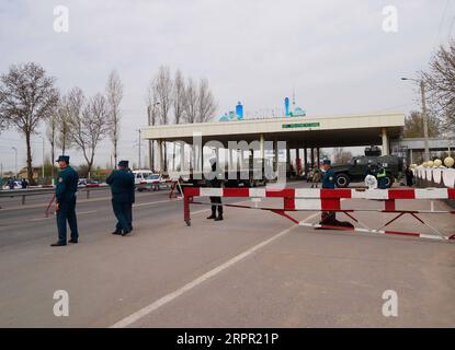 200325 -- PÉKIN, le 25 mars 2020 -- une photo prise le 24 mars 2020 montre un poste de contrôle d'entrée à Tachkent, en Ouzbékistan. L’Ouzbékistan a décidé de verrouiller sa capitale, Tachkent, à partir de mardi pour contrer la propagation du coronavirus, a déclaré lundi la Commission spéciale pour le contrôle du coronavirus. Photo de Zafar Khalilov/XINHUA XINHUA PHOTOS DU JOUR CaixGuodong PUBLICATIONxNOTxINxCHN Banque D'Images