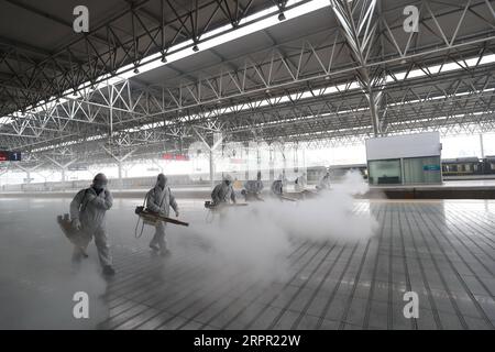 200325 -- PÉKIN, le 25 mars 2020 -- les pompiers désinfectent la plate-forme de la gare de Yichang est à Yichang, dans la province du Hubei du centre de la Chine, le 24 mars 2020. Environ 50 pompiers ont procédé à une désinfection complète à la gare mardi. Photo de /Xinhua XINHUA PHOTOS DU JOUR WangxShen PUBLICATIONxNOTxINxCHN Banque D'Images