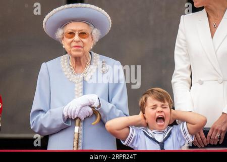 Photo de dossier datée du 02/06/22 de la reine Elizabeth II et du prince Louis sur le balcon du palais de Buckingham après la cérémonie Trooping the Colour à Horse Guards Parade, au centre de Londres, alors que la reine célèbre son anniversaire officiel, le premier jour des célébrations du jubilé de platine. La reine Elizabeth II est décédée paisiblement dans son année du jubilé de platine à l'âge de 96 ans. Date d'émission : mardi 5 septembre 2023. Banque D'Images