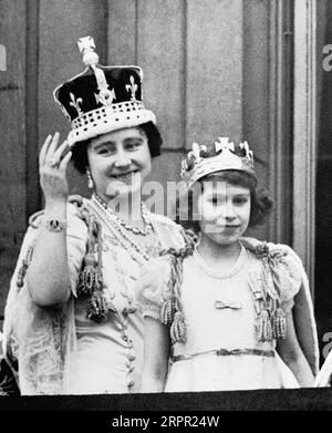 Photo de dossier datée du 12/05/37 de la reine Elizabeth (la reine mère) avec sa fille aînée la princesse Elizabeth (la reine) sur le balcon du palais de Buckingham, après le couronnement du roi George VI La reine Elizabeth II est décédée paisiblement dans son année du jubilé de platine à l'âge de 96 ans. Banque D'Images