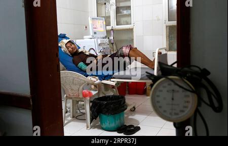 200325 -- SAADA, le 25 mars 2020 -- Un homme atteint d'insuffisance rénale subit une dialyse à l'hôpital Al-Jumhori dans la province de Saada, au Yémen, le 19 mars 2020. TO GO WITH:Feature : les patients rénaux yéménites souffrent d'un manque de médicaments photo par Mohammed Mohammed/Xinhua YÉMEN-SAADA-INSUFFISANCE RÉNALE-PATIENTS nieyunpeng PUBLICATIONxNOTxINxCHN Banque D'Images