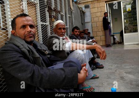 200325 -- SAADA, le 25 mars 2020 -- des patients atteints d'insuffisance rénale attendent leur tour pour subir une dialyse à l'hôpital Al-Jumhori dans la province de Saada, au Yémen, le 19 mars 2020. TO GO WITH:Feature : les patients rénaux yéménites souffrent d'un manque de médicaments photo par Mohammed Mohammed/Xinhua YÉMEN-SAADA-INSUFFISANCE RÉNALE-PATIENTS nieyunpeng PUBLICATIONxNOTxINxCHN Banque D'Images