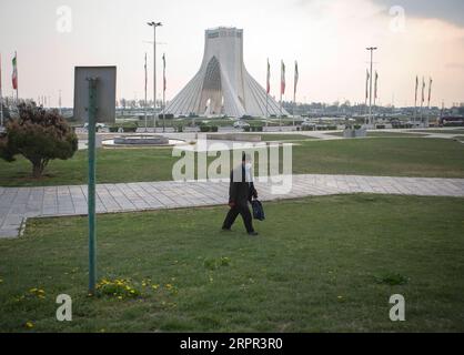 200326 -- TÉHÉRAN, le 26 mars 2020 -- Un homme portant un masque facial passe devant la tour Azadi à Téhéran, Iran, le 25 mars 2020. Le ministère iranien de la Santé et de l'éducation médicale a signalé 143 nouveaux décès dus au virus, portant le nombre total de décès du pays à 2 077 mercredi. Le nombre total de cas confirmés est passé à 27 017, dont 9 625 personnes se sont rétablies. Photo de /Xinhua IRAN-TEHRAN-COVID-19-AZADI TOWER AhmadxHalabisaz PUBLICATIONxNOTxINxCHN Banque D'Images