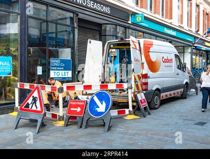 Ingénieurs gaz Cadent travaillant sur des tuyaux de gaz pour vider le magasin, High Street, Lincoln City, Lincolnshire, Angleterre, ROYAUME-UNI Banque D'Images