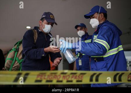 200326 -- BOGOTA, le 26 mars 2020 Xinhua -- un membre du personnel désinfecte les mains d'un passager dans un terminal d'autocars à Bogota, Colombie, le 24 mars 2020. Mercredi, les pays d’Amérique latine ont intensifié leurs mesures pour contenir la pandémie de COVID-19 alors que les taux d’infection continuaient à grimper. La Colombie, où 470 cas ont été signalés, a lancé un confinement national jusqu’en avril 13. Photo de Jhon Paz/Xinhua COLOMBIA-BOGOTA-COVID-19 PUBLICATIONxNOTxINxCHN Banque D'Images