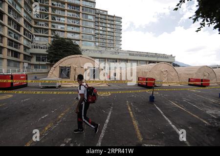 200326 -- BOGOTA, le 26 mars 2020 Xinhua -- Un piéton passe devant un hôpital temporaire pour patients atteints de COVID-19 à Bogota, Colombie, le 25 mars 2020. Mercredi, les pays d’Amérique latine ont intensifié leurs mesures pour contenir la pandémie de COVID-19 alors que les taux d’infection continuaient à grimper. La Colombie, où 470 cas ont été signalés, a lancé un confinement national jusqu’en avril 13. Photo de Jhon Paz/Xinhua COLOMBIA-BOGOTA-COVID-19 PUBLICATIONxNOTxINxCHN Banque D'Images