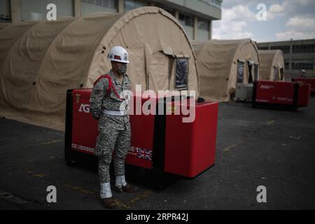 200326 -- BOGOTA, le 26 mars 2020 Xinhua -- Un soldat colombien garde devant un hôpital temporaire pour patients atteints de COVID-19 à Bogota, Colombie, le 25 mars 2020. Mercredi, les pays d’Amérique latine ont intensifié leurs mesures pour contenir la pandémie de COVID-19 alors que les taux d’infection continuaient à grimper. La Colombie, où 470 cas ont été signalés, a lancé un confinement national jusqu’en avril 13. Photo de Jhon Paz/Xinhua COLOMBIA-BOGOTA-COVID-19 PUBLICATIONxNOTxINxCHN Banque D'Images