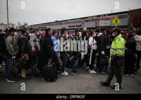 200326 -- BOGOTA, le 26 mars 2020 Xinhua -- des passagers portant des masques font la queue à un terminal d'autocars à Bogota, en Colombie, le 24 mars 2020. Mercredi, les pays d’Amérique latine ont intensifié leurs mesures pour contenir la pandémie de COVID-19 alors que les taux d’infection continuaient à grimper. La Colombie, où 470 cas ont été signalés, a lancé un confinement national jusqu’en avril 13. Photo de Jhon Paz/Xinhua COLOMBIA-BOGOTA-COVID-19 PUBLICATIONxNOTxINxCHN Banque D'Images