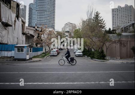 200326 -- TÉHÉRAN, le 26 mars 2020 -- Un homme portant un masque facial monte à vélo dans une rue de Téhéran, Iran, le 25 mars 2020. Le nombre de morts du nouveau coronavirus en Iran est passé à 2 234 jeudi avec 157 nouveaux décès, a déclaré le ministère de la Santé. Kianush Jahanpur, chef du Centre de relations publiques et d’information du ministère de la Santé et de l’éducation médicale, a également annoncé 2 389 nouveaux cas de COVID-19, portant le nombre total d’infections à 29 406. Photo de /Xinhua IRAN-TEHRAN-COVID-19 AhmadxHalabisaz PUBLICATIONxNOTxINxCHN Banque D'Images