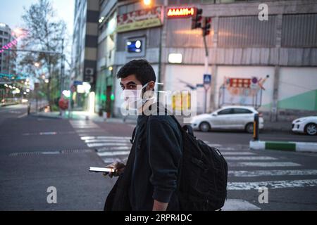 200326 -- TÉHÉRAN, le 26 mars 2020 -- Un homme portant un masque facial marche dans une rue à Téhéran, Iran, le 25 mars 2020. Le nombre de morts du nouveau coronavirus en Iran est passé à 2 234 jeudi avec 157 nouveaux décès, a déclaré le ministère de la Santé. Kianush Jahanpur, chef du Centre de relations publiques et d’information du ministère de la Santé et de l’éducation médicale, a également annoncé 2 389 nouveaux cas de COVID-19, portant le nombre total d’infections à 29 406. Photo de /Xinhua IRAN-TEHRAN-COVID-19 AhmadxHalabisaz PUBLICATIONxNOTxINxCHN Banque D'Images