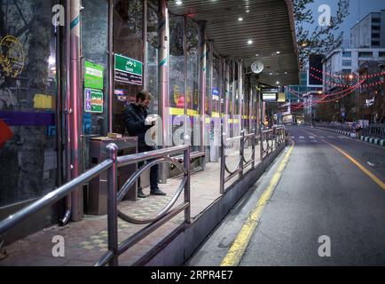 200326 -- TÉHÉRAN, 26 mars 2020 -- une photo prise le 25 mars 2020 montre une gare routière à Téhéran, en Iran. Le nombre de morts du nouveau coronavirus en Iran est passé à 2 234 jeudi avec 157 nouveaux décès, a déclaré le ministère de la Santé. Kianush Jahanpur, chef du Centre de relations publiques et d’information du ministère de la Santé et de l’éducation médicale, a également annoncé 2 389 nouveaux cas de COVID-19, portant le nombre total d’infections à 29 406. Photo de /Xinhua IRAN-TEHRAN-COVID-19 AhmadxHalabisaz PUBLICATIONxNOTxINxCHN Banque D'Images