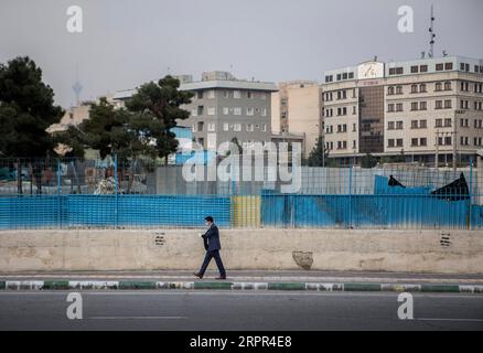 200326 -- TÉHÉRAN, le 26 mars 2020 -- Un homme portant un masque facial marche sur un trottoir à Téhéran, Iran, le 25 mars 2020. Le nombre de morts du nouveau coronavirus en Iran est passé à 2 234 jeudi avec 157 nouveaux décès, a déclaré le ministère de la Santé. Kianush Jahanpur, chef du Centre de relations publiques et d’information du ministère de la Santé et de l’éducation médicale, a également annoncé 2 389 nouveaux cas de COVID-19, portant le nombre total d’infections à 29 406. Photo de /Xinhua IRAN-TEHRAN-COVID-19 AhmadxHalabisaz PUBLICATIONxNOTxINxCHN Banque D'Images