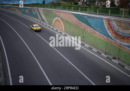 200326 -- TÉHÉRAN, le 26 mars 2020 -- Une voiture roule sur une autoroute à Téhéran, Iran, le 25 mars 2020. Le nombre de morts du nouveau coronavirus en Iran est passé à 2 234 jeudi avec 157 nouveaux décès, a déclaré le ministère de la Santé. Kianush Jahanpur, chef du Centre de relations publiques et d’information du ministère de la Santé et de l’éducation médicale, a également annoncé 2 389 nouveaux cas de COVID-19, portant le nombre total d’infections à 29 406. Photo de /Xinhua IRAN-TEHRAN-COVID-19 AhmadxHalabisaz PUBLICATIONxNOTxINxCHN Banque D'Images