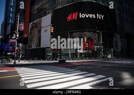 200327 -- NEW YORK, le 27 mars 2020 -- des rues et trottoirs de Times Square sont vus pour la plupart vides à New York, aux États-Unis, le 26 mars 2020. Les États-Unis ont signalé 82 404 cas confirmés de COVID-19 à 6 h, heure de l’est des États-Unis, jeudi 2200 h GMT, selon le Center for Systems Science and Engineering CSSE de l’Université Johns Hopkins. Les États-Unis ont dépassé la Chine pour devenir le pays avec le plus de cas de COVID-19 dans le monde, selon le CSSE. Photo de Michael Nagle/Xinhua États-Unis-NEW YORK-COVID-19-CAS MxIchaelNagle/Wangying PUBLICATIONxNOTxINxCHN Banque D'Images