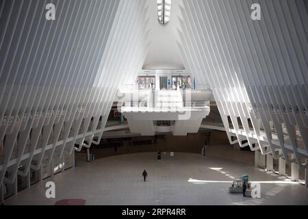 200327 -- NEW YORK, le 27 mars 2020 -- Une personne traverse l'Oculus du World Trade Center à New York, aux États-Unis, le 26 mars 2020. Les États-Unis ont signalé 82 404 cas confirmés de COVID-19 à 6 h, heure de l’est des États-Unis, jeudi 2200 h GMT, selon le Center for Systems Science and Engineering CSSE de l’Université Johns Hopkins. Les États-Unis ont dépassé la Chine pour devenir le pays avec le plus de cas de COVID-19 dans le monde, selon le CSSE. Photo de Michael Nagle/Xinhua États-Unis-NEW YORK-COVID-19-CAS MxIchaelNagle/Wangying PUBLICATIONxNOTxINxCHN Banque D'Images