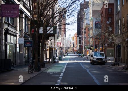 200327 -- NEW YORK, le 27 mars 2020 -- des rues et des trottoirs de SoHo sont vus pour la plupart vides à New York, aux États-Unis, le 26 mars 2020. Les États-Unis ont signalé 82 404 cas confirmés de COVID-19 à 6 h, heure de l’est des États-Unis, jeudi 2200 h GMT, selon le Center for Systems Science and Engineering CSSE de l’Université Johns Hopkins. Les États-Unis ont dépassé la Chine pour devenir le pays avec le plus de cas de COVID-19 dans le monde, selon le CSSE. Photo de Michael Nagle/Xinhua États-Unis-NEW YORK-COVID-19-CAS MxIchaelNagle/Wangying PUBLICATIONxNOTxINxCHN Banque D'Images