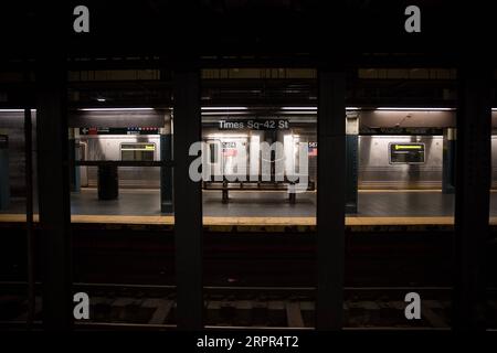 200327 -- NEW YORK, le 27 mars 2020 -- Un train quitte la station de métro vide de Times Square à New York, aux États-Unis, le 26 mars 2020. Les États-Unis ont signalé 82 404 cas confirmés de COVID-19 à 6 h, heure de l’est des États-Unis, jeudi 2200 h GMT, selon le Center for Systems Science and Engineering CSSE de l’Université Johns Hopkins. Les États-Unis ont dépassé la Chine pour devenir le pays avec le plus de cas de COVID-19 dans le monde, selon le CSSE. Photo de Michael Nagle/Xinhua États-Unis-NEW YORK-COVID-19-CAS MxIchaelNagle/Wangying PUBLICATIONxNOTxINxCHN Banque D'Images